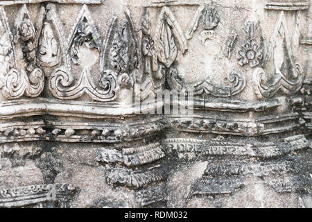 Ornament einer alten buddhistischen Tempel Wat Phra Mahathat (mahatat) in Ayutthaya, Thailand. Nahaufnahme der dekorative architektonische Detail der Fassade Stockfoto