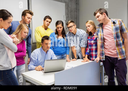 Schüler und Lehrer mit Laptop in der Schule Stockfoto