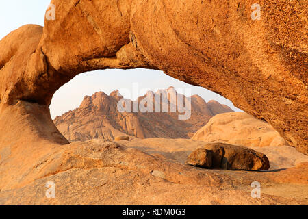 Arch an der Spitzkoppe - Namibia Stockfoto