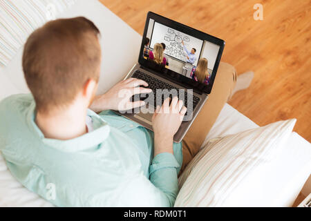 Mann ansehen Webinar am Laptop Computer zu Hause. Stockfoto