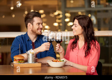 Paar essen und trinken Rotwein im Restaurant Stockfoto