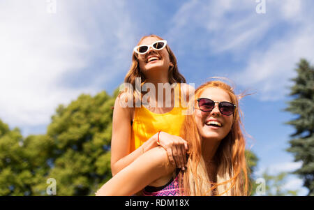 Glückliches Mädchen Spaß am Sommer, Park Stockfoto