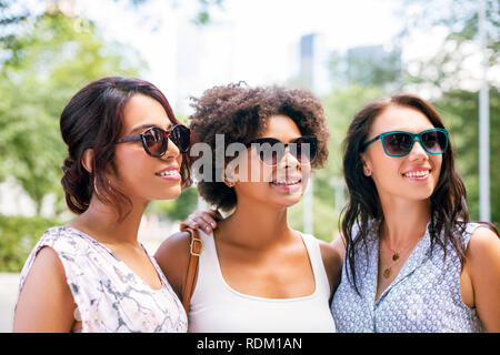 Glückliche junge Frauen in Sonnenbrille im Sommer Park Stockfoto