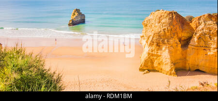 Touristen auf leere Algarve Strand in der Vorsaison Stockfoto