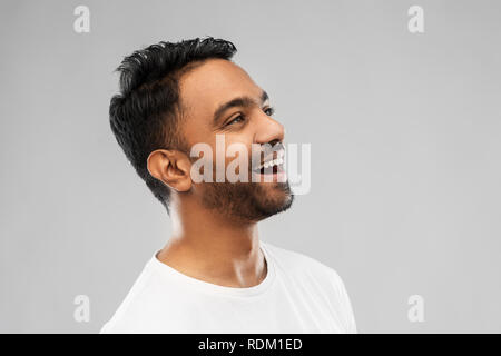 Junge lachen Inder über grauer Hintergrund Stockfoto