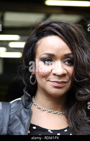 Rowetta Idah Sängerin mit Happy Mondays in der Southbank, London. AUCH BEKANNT ALS Rowetta Satchell. Berufe Sänger. Singen. Russell Moore Portfolioseite. Stockfoto