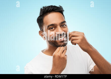 Inder mit Zahnseide reinigen Zähne Stockfoto