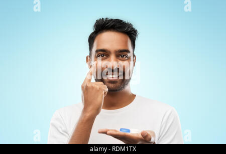 Junge inder Anwendung Kontaktlinsen Stockfoto