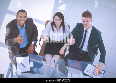 Closeup. erfolgreiche Business Team mit Daumen hoch. Foto mit kopieren. Stockfoto