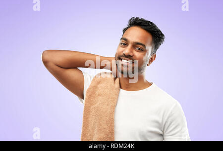 Inder mit Badetuch über violette Hintergrund Stockfoto