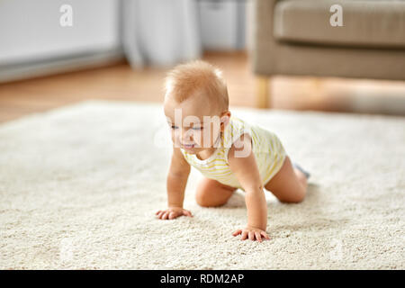 Lovely Baby girl Kriechen auf dem Boden zu Hause Stockfoto