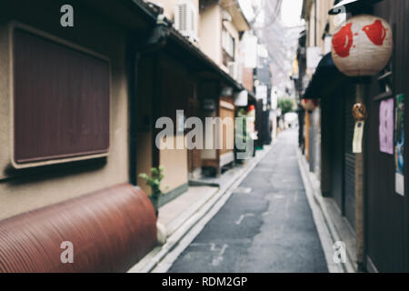 Pontocho, Japanisch alte Restaurant und Pub Gasse in Kyoto, Japan (Blur Focus). Stockfoto