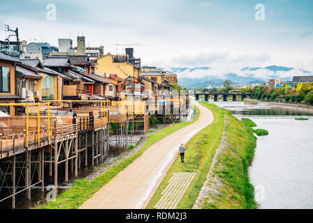 Pontocho alte Restaurant und Fluss Kamo in Kyoto, Japan Stockfoto