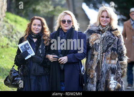 (Nach rechts), Julia Sawalha, Jennifer Saunders Joanna Lumley und Allerheiligen Kirche in Tillington, West Sussex, verlassen nach der Beerdigung von Schauspielerin Juni Whitfield nach links. Stockfoto