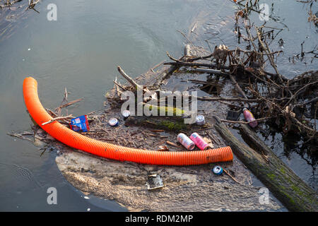 Müll gedumpten in einem Fluss, Großbritannien Stockfoto