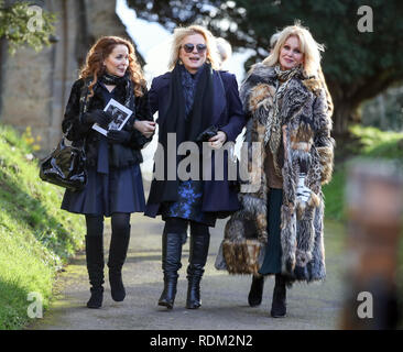 (Nach rechts), Julia Sawalha, Jennifer Saunders Joanna Lumley und Allerheiligen Kirche in Tillington, West Sussex, verlassen nach der Beerdigung von Schauspielerin Juni Whitfield nach links. Stockfoto