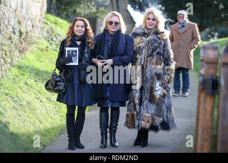 (Nach rechts), Julia Sawalha, Jennifer Saunders Joanna Lumley und Allerheiligen Kirche in Tillington, West Sussex, verlassen nach der Beerdigung von Schauspielerin Juni Whitfield nach links. Stockfoto