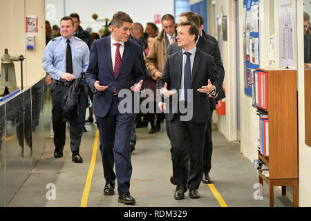 (Nach rechts) Verteidigungsminister Gavin Williamson und Welsh Sekretär Alun Cairns bei einem Besuch in MOD St Athan in Wales. Stockfoto