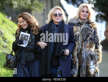 (Nach rechts), Julia Sawalha, Jennifer Saunders Joanna Lumley und Allerheiligen Kirche in Tillington, West Sussex, verlassen nach der Beerdigung von Schauspielerin Juni Whitfield nach links. Stockfoto