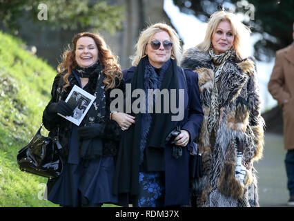 (Nach rechts), Julia Sawalha, Jennifer Saunders Joanna Lumley und Allerheiligen Kirche in Tillington, West Sussex, verlassen nach der Beerdigung von Schauspielerin Juni Whitfield nach links. Stockfoto