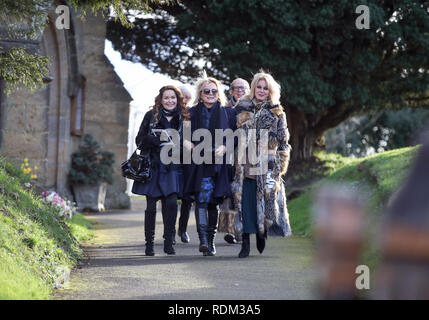 (Nach rechts), Julia Sawalha, Jennifer Saunders Joanna Lumley und Allerheiligen Kirche in Tillington, West Sussex, verlassen nach der Beerdigung von Schauspielerin Juni Whitfield nach links. Stockfoto