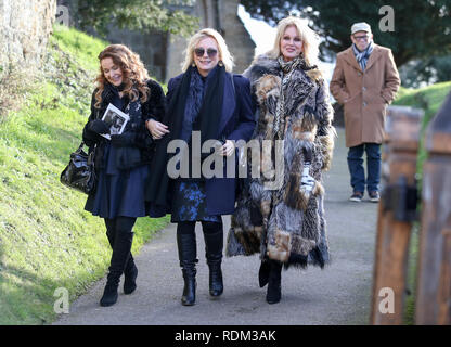 (Nach rechts), Julia Sawalha, Jennifer Saunders Joanna Lumley und Allerheiligen Kirche in Tillington, West Sussex, verlassen nach der Beerdigung von Schauspielerin Juni Whitfield nach links. Stockfoto