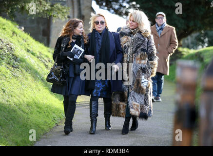 (Nach rechts), Julia Sawalha, Jennifer Saunders Joanna Lumley und Allerheiligen Kirche in Tillington, West Sussex, verlassen nach der Beerdigung von Schauspielerin Juni Whitfield nach links. Stockfoto