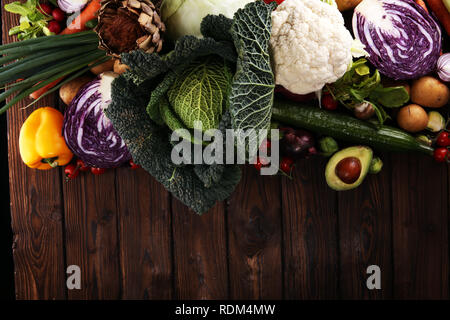 Komposition mit Vielzahl an raw Bio Gemüse und Früchte. Ausgewogene Ernährung Stockfoto