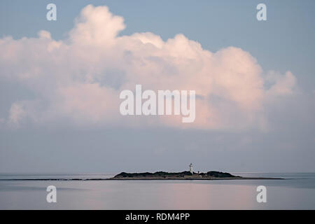 Blick auf den Leuchtturm von Punta Licosa bei Sonnenaufgang Stockfoto