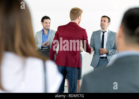 Geschäftspartner handshaking mit Führer im Zeichen der erfolgreichen Umgang Stockfoto