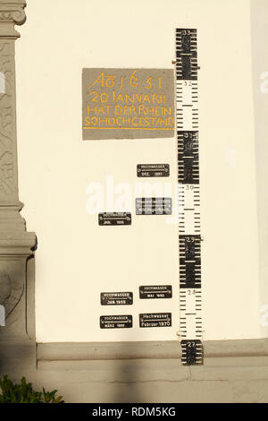 Wasserstand Manometer, Ebene am Haus am Rhein, Koblenz, Rheinland-Pfalz, Deutschland Ich bin Pegelhau Wasserstandsanzeige, Hochwasserstände Stockfoto