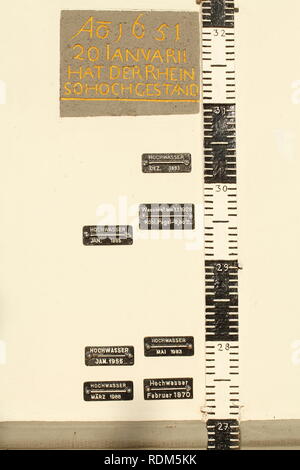 Wasserstand Manometer, Ebene am Haus am Rhein, Koblenz, Rheinland-Pfalz, Deutschland Ich bin Pegelhau Wasserstandsanzeige, Hochwasserstände Stockfoto