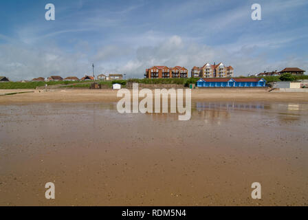 Blick auf die Häuser und Felder von Clacton-on-Sea Strand bei Ebbe Stockfoto