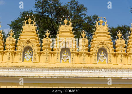 Kunstvolle Skulpturen entlang der Wand von einem Hindu Tempel, Mysore Palast, Mysuru, Karnataka, Indien Stockfoto