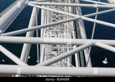 Seattle Jumbo Riesenrad Blick aus dem Auto mit Blick auf die weissen Speichen und das Wasser des Peugeot Sound Stockfoto