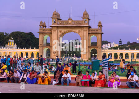 Indische Familien in Mysore Palast in der Dämmerung, Mysuru, Karnataka, Indien Stockfoto