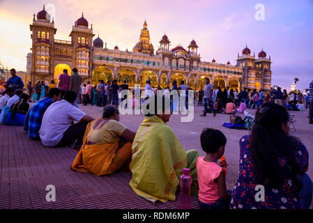 Indische Familie Mysore Palast bei Sonnenuntergang, Mysuru, Karnataka, Indien Stockfoto