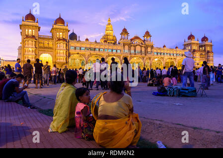 Indische Familie Mysore Palast bei Sonnenuntergang, Mysuru, Karnataka, Indien Stockfoto