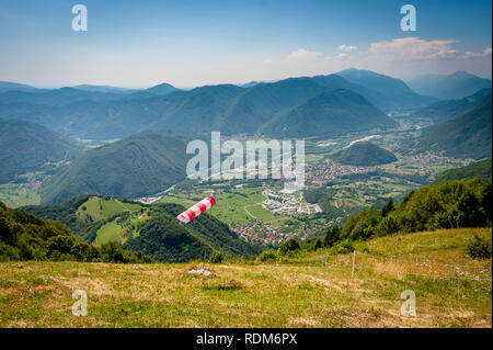 Wind Fahne über Tolmin, Slowenien Stockfoto