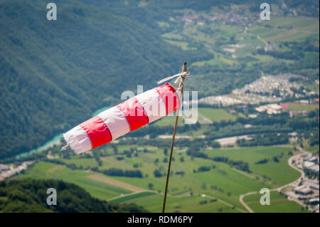 Wind Fahne über Tolmin, Slowenien Stockfoto