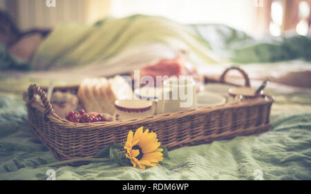 Frühstück im Bett Stockfoto