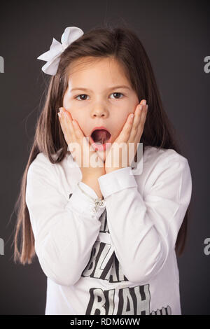 Mädchen mit ihrem Mund in der Überraschung öffnen. Stockfoto