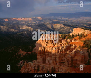 USA, Utah, Bryce Canyon Nationalpark, Sturmwolken über den östlichen Rand des Paunsaugunt Plateau, Blick nach Norden von der Regenbogen. Stockfoto