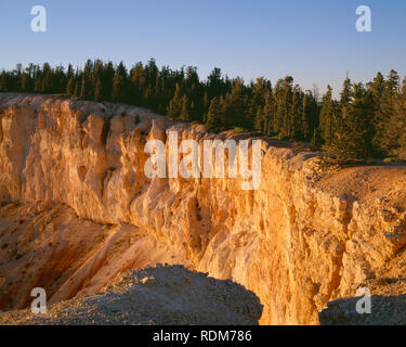 USA, Utah, Bryce Canyon Nationalpark, Sonnenuntergang auf der Pink Cliffs, Bristlecone Loop Trail, in der Nähe von Yovimpa Point. Stockfoto