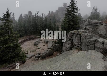 Pielgrzymy (ger. Dreisteine) Felsformation, Riesengebirge (Riesen Berge). Polen, Niederschlesien Provinz. Stockfoto