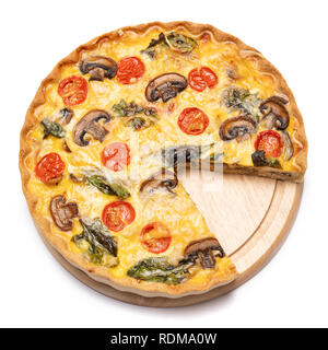 Gebackene Hausgemachte Quiche pie auf Holz Schneidebrett Stockfoto
