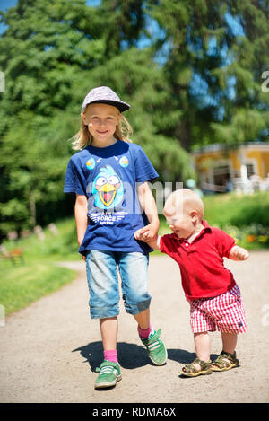 Junge wandern mit Baby Bruder Stockfoto