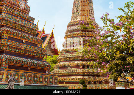 Wat Pho in Bangkok, Thailand. Wat Pho ist auch als Sehenswürdigkeit Tempel des Liegenden Buddha bekannt Stockfoto