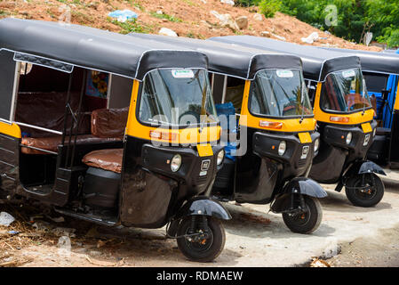 Auto rickshaws (Tuk Tuks) aufgereiht bereit zu Taxi Passagiere um Trivandrum, Kerala, Indien Stockfoto