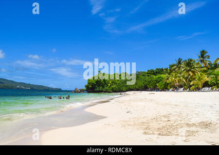 Tropical Island, idyllischen Strand mit einigen Touristen, Karibik Stockfoto